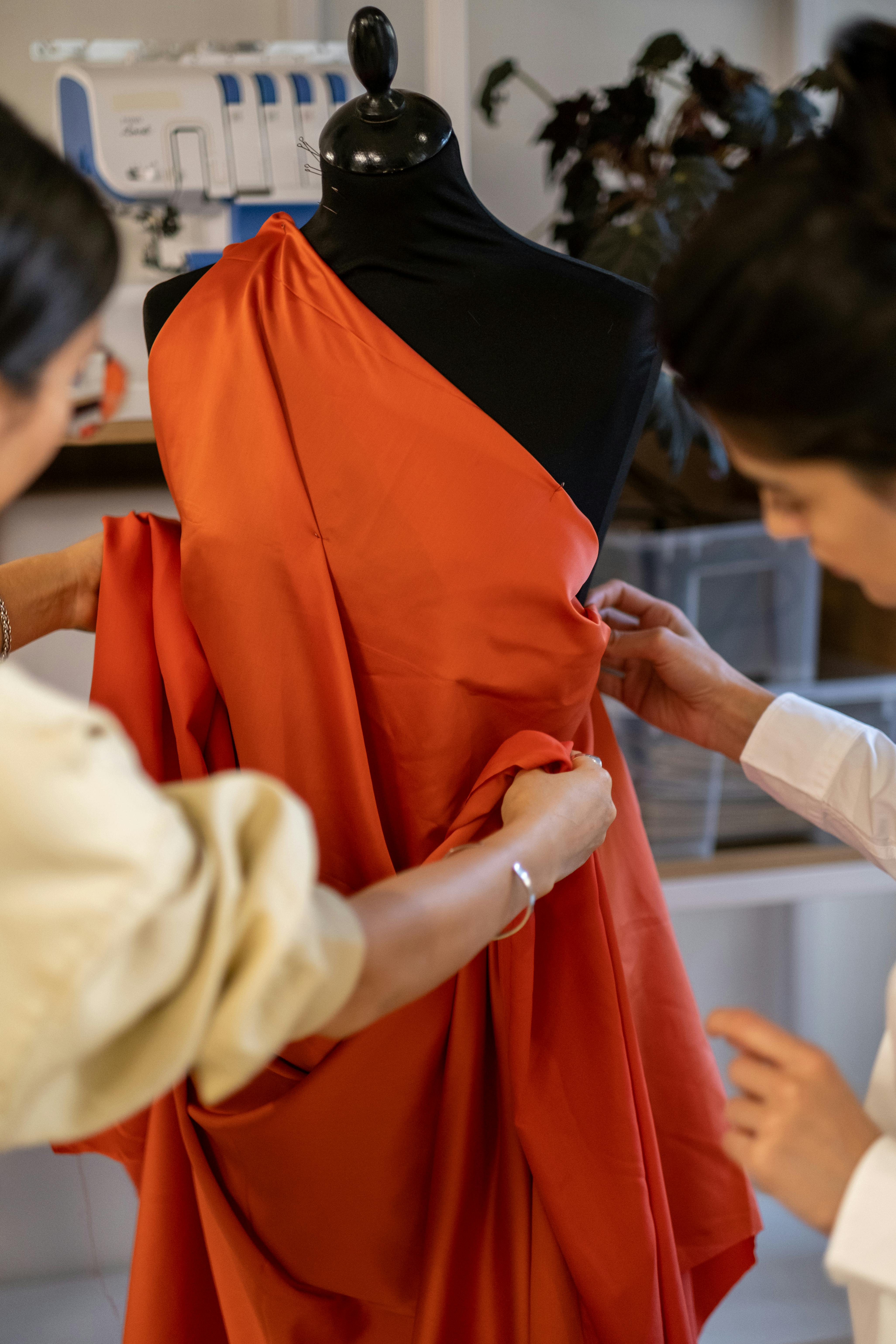 Mujeres diseñando